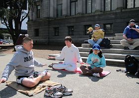 从墨西哥移民加拿大的年轻人（左一）在学第五套功法