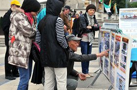 许多民众仔细阅读真相展板