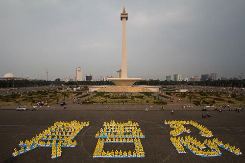 '图7：法轮功学员在雅加达国家博物馆西侧排字：“真善忍”'