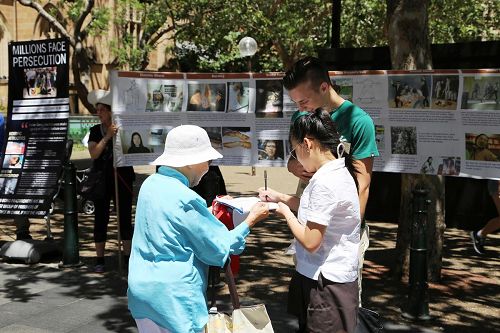 '世界人权日悉尼市政厅广场前乔治街上的民众签名支持反活摘'