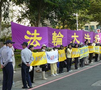 陈德铭抵达桃园机场，正面迎来抗议的法轮功学员