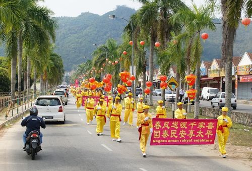 法轮功游行队伍浩浩荡荡的走在马口主要大街上。