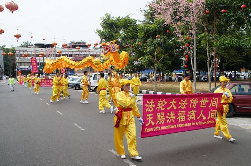 甲午年的大年初四，法轮功学员来到柔佛州昔加末市区举行第二场新年游行。