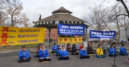 埃德蒙顿法轮功学员在公园举办活动，纪念四二五和平上访十五周年