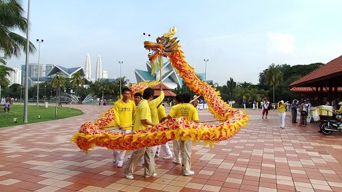 法轮功的舞龙表演带动欢乐喜庆的气氛。