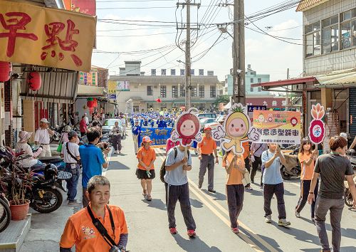 二零一四年五月三十一日，法轮功团体应邀参与凤荔节高雄九曲堂踩街活动