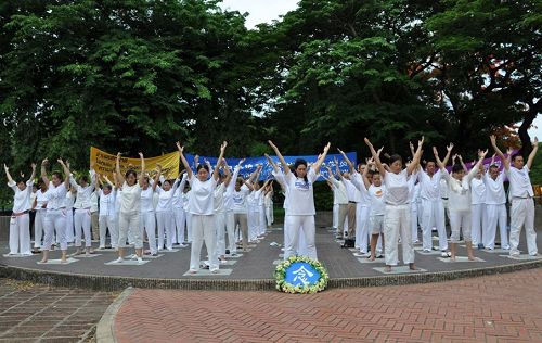 泰国法轮功学员在是乐园演示五套功法