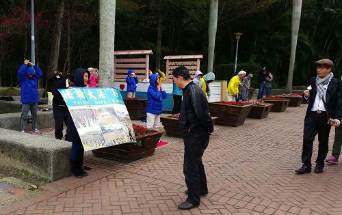 大陆民众驻足观看真相展板