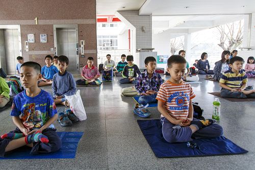 二零一五年三月二十二日，台湾南区部分法轮功学员在高雄市国光中学举办一日学法，大法小弟子在集体炼功。