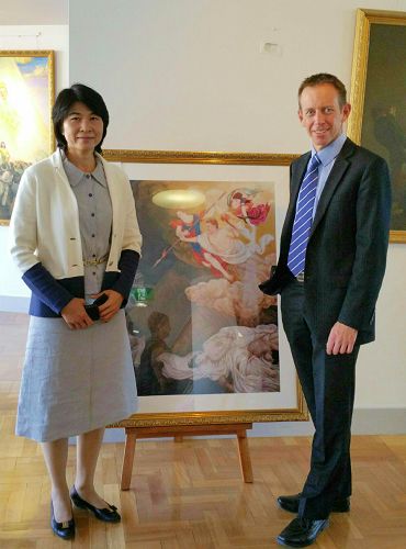 澳洲首都行政区绿党议员拉滕伯里（Shane Rattenbury）（右）与画展义工在画作前留影。