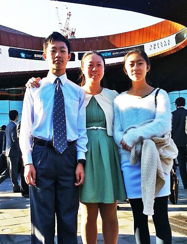 来自新西兰张莉莉女士和一双儿女同修在纽约巴克里中心（Barclays Center）体育馆门口