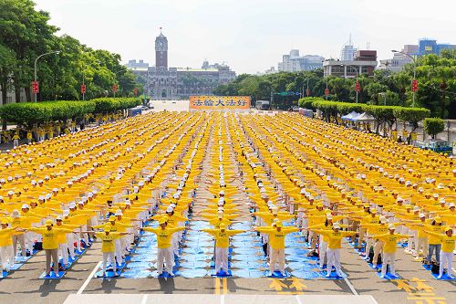 图2-5：在艳阳下，学员气定神闲的炼功，吸引过往民众注目。