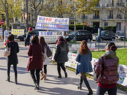 图1-2：每天都有大批的中国游客经过巴黎旅游景点上的法轮功真相点