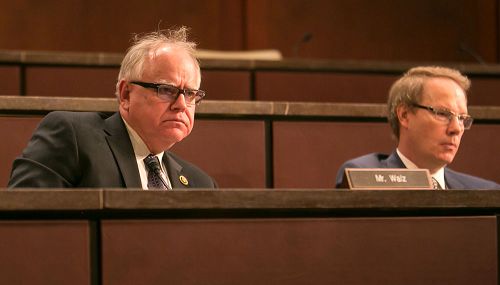 联邦众议员蒂姆·沃兹（Rep. Tim Walz）（左）在听证会上说﹐如果证人不讲述出来，自己永远都想象不到那些酷刑迫害，他向分享自己痛苦经历的证人表示感谢