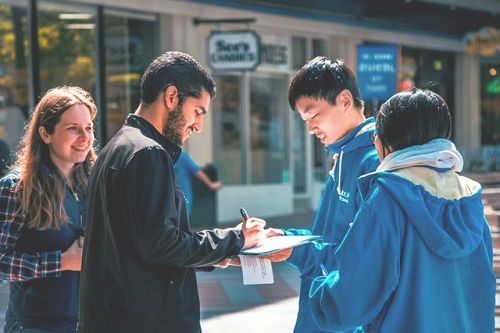 西雅图民众在反对迫害法轮功的签名表上签名