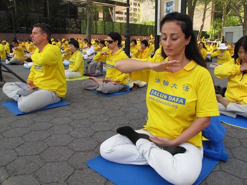 图1-4：庆祝“五一三”世界法轮大法日，二零一六年五月十二日，部分来自世界各地的法轮功学员来到位于在曼哈顿二大道旁的联合国达格•哈玛绍广场公园（UN Dag Hammarskjold Plaza Park）集体炼功，展示大法的美好，传播大法的真相。