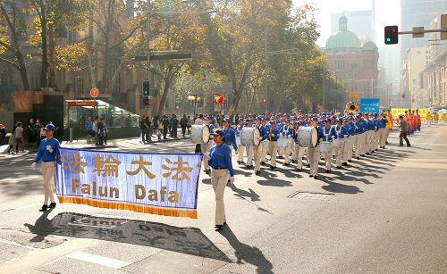 图8-17：悉尼法轮功学员们在悉尼市中心游行，与市民共庆“世界法轮大法日”，同时使更多民众了解法轮大法的美好和被迫害真相。