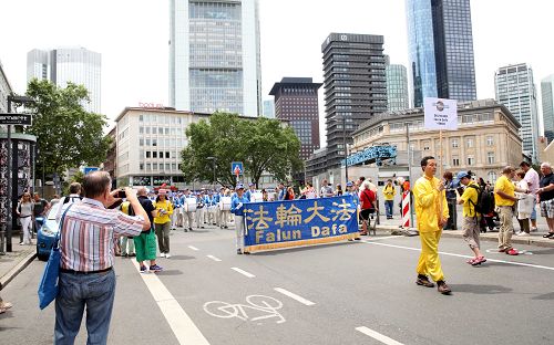 图1-4：法轮功的游行队伍由欧洲天国乐团走在最前面，后面是展示法轮功功法的花车，还有仙女队，及揭露中共迫害和活摘法轮功学员器官等不同的方阵。