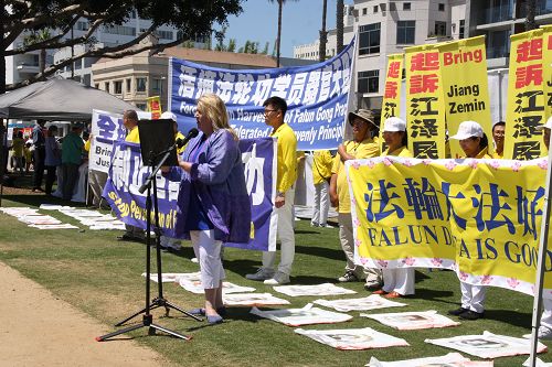 图14：国际组织“公民人权协会”（CCHR）主席Jan Eastgate在洛杉矶圣莫尼卡码头7.20反迫害集会上发言。