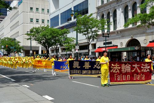 图1-3：法轮功学员组成的腰鼓队连续第十六年受邀参加费城独立日游行。