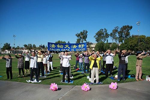 '图2：二零一七年十一月十八日上午，法轮功学员先在蒙特利公园市（Monterey Park）巴恩斯公园（Barnes Park）集体炼功。'