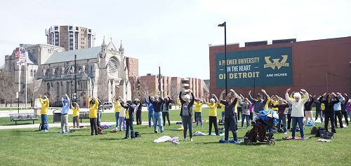 '法轮功学员在韦恩州立大学炼第二套功法：法轮桩法'