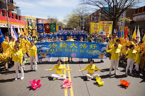 '图1：法轮功学员在法拉盛举行纪念四二五和平上访十八周年大集会'