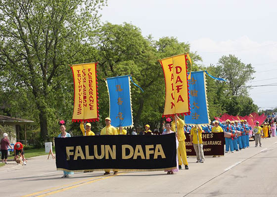 法轮功团体参加美中最大纪念日游行