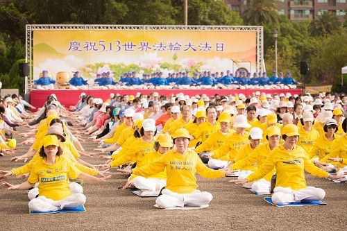 '图2～3：法轮功学员集体大炼功庆祝“五一三世界法轮大法日”，传递大法美好殊胜的真相。'