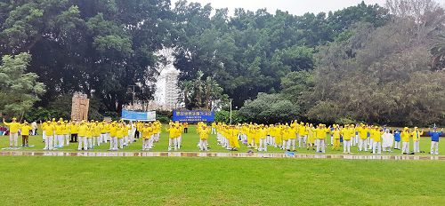 图1：二零一八年五月十三日清晨，法轮功学员在海德公园（Hyde Park）展示法轮功五套功法，之后他们载歌载舞展现法轮大法的美好。