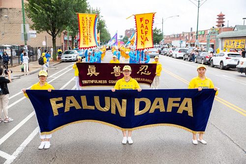 图parade1-12、main banner1、2：美国中部法轮功学员们汇集芝加哥市中国城，举办反迫害大游行，呼吁制止中共对法轮功长达十九年的残酷迫害。