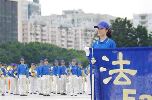 '图：宗宁（右）所参与的天国乐团，经常到世界各地的庆典与表演活动。'