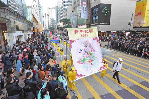 '图7：游行队伍向民众送上新年祝福。'