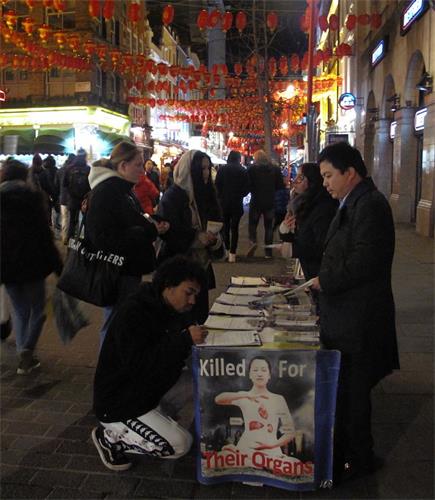 '图3：二零一九年二月十日，几百人在伦敦唐人街签名支持法轮功学员反迫害'