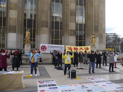 '图2：二零一九年二月三日下午，法国部份大法弟子在巴黎人权广场，用集体炼功和讲真相的方式，向师父拜年。'