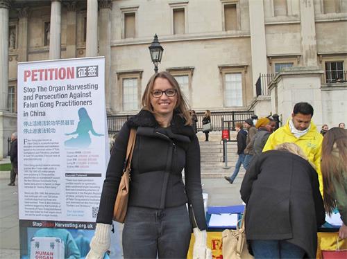 '图5：二零一九年二月二日，伦敦女士汉娜（Hanna）在伦敦特拉法加广场（Trafalgar Square）北平台深入了解法轮功真相。'