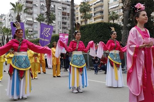 '图1～4：法轮功学员参加橙花节游行'