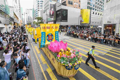 '图7：色彩缤纷的“法船”花车，吸引了许多民众的目光。'