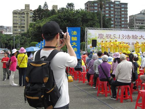 '图5～7：民众纷纷拍摄庆祝场景，一位游客边拍摄边赞叹，“好壮观！”许多大陆游客也驻足观看。'