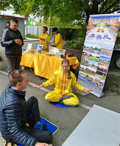 图5：正在学第五套功法的卡勒姆说：“我感觉像是在漂浮！”