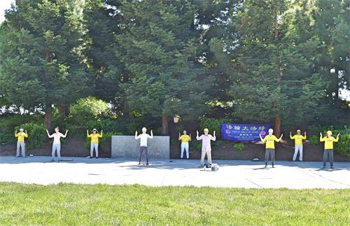 图1：二零二零年五月十日，旧金山湾区中半岛地区的部分法轮功学员在户外炼功，庆祝法轮大法弘传世界二十八周年暨法轮功创始人李洪志师父六十九岁华诞。