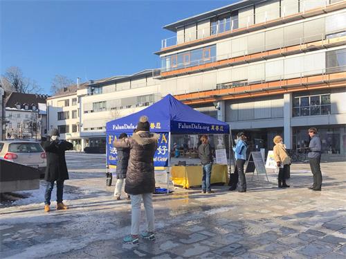 图1：二零二一年二月十二日，法轮功学员在德国斯坦贝格城（Starnberg）市政厅所在地教堂广场（Kirchpaltz）举办活动，一些路人当场跟着学员们学炼法轮功。