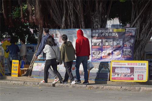 '图3：二零二一年一月三十一日周日下午，高雄部份法轮功学员于著名旅游景点“莲池潭龙虎塔”边广场炼功弘法讲真相，现场有很多真相横幅和展板。'