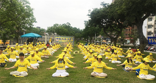 '图1：台湾南桃园法轮功学员于二零二一年四月二十五日在老街溪河滨步道集体炼功弘法。'