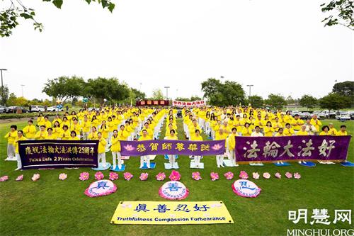 '图1：二零二一年五月九日早晨，橙县芳泉谷公园（Mile Square Regional Park）空气清新，景色优美，洛杉矶学员汇聚在绿色草坪上双手合十，齐颂“洛杉矶大法弟子恭祝师尊生日快乐！法轮大法好！真善忍好！”'