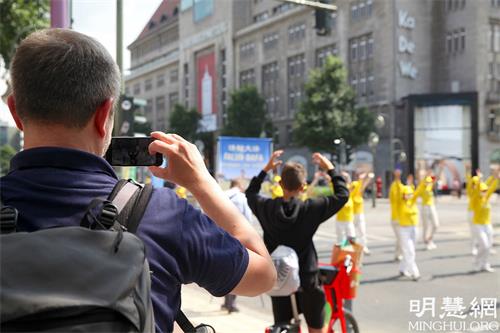 图14：游行吸引路人录像，并有人当场想体验功法