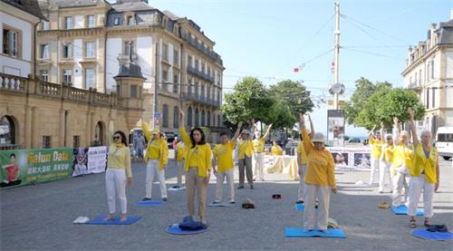 '图9：法轮功学员炼功'