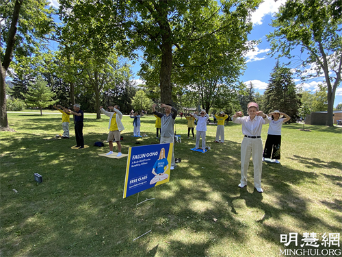 图1 - 2：渥太华部分法轮功学员周末在布雷坦尼亚公园（Britannia Park）炼功洪法。