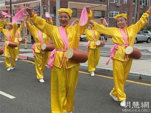 '图1～3：法轮功腰鼓队二零二一年八月八日参加在皇后区杰克逊高地（Jackson Heights）举行的庆祝厄瓜多尔国庆的游行。'