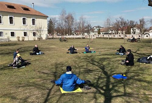 图4：二零二二年三月十三日，法轮功学员在特尔古穆列什市（Târgu Mureş）的中世纪古堡内集体炼功，弘法。